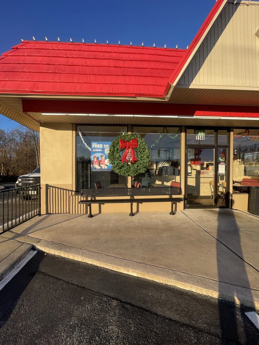 Commercial Christmas wreath and roofline lighting on a restaurant — LightDMV