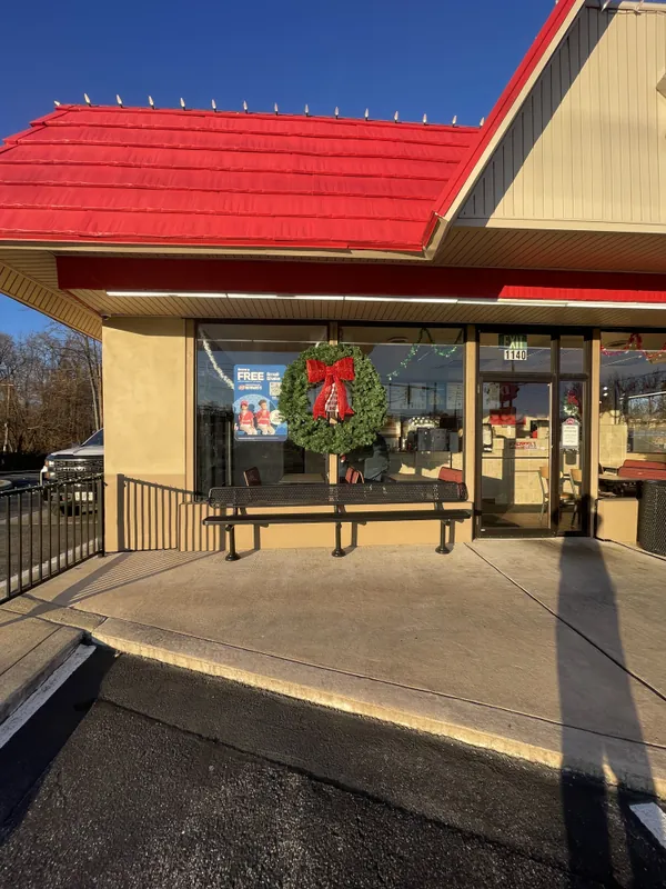 Commercial Christmas wreath and roofline lighting on a restaurant — LightDMV